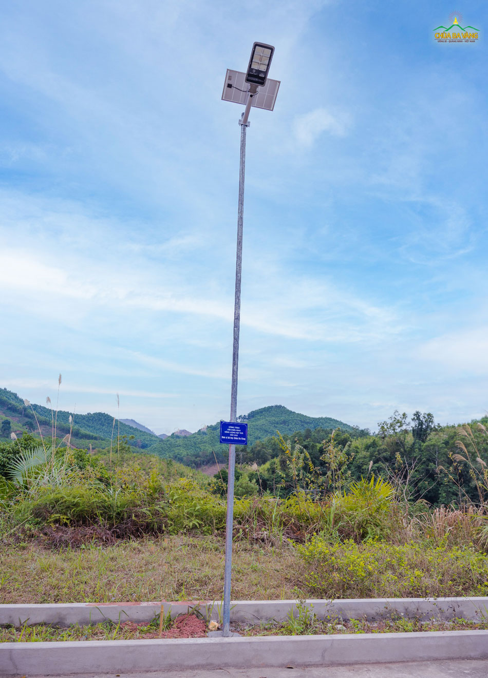 Gần 100 cột đèn hoạt động bằng năng lượng mặt trời, được phân bố rải rác trên nhiều đường đi xã Thanh Sơn, huyện Ba Chẽ, tỉnh Quảng Ninh