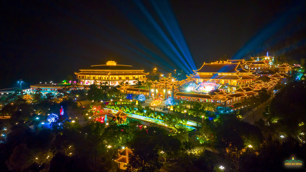 Toàn cảnh chùa Ba Vàng trong thời khắc đêm giao thừa chào xuân Quý Mão 2023