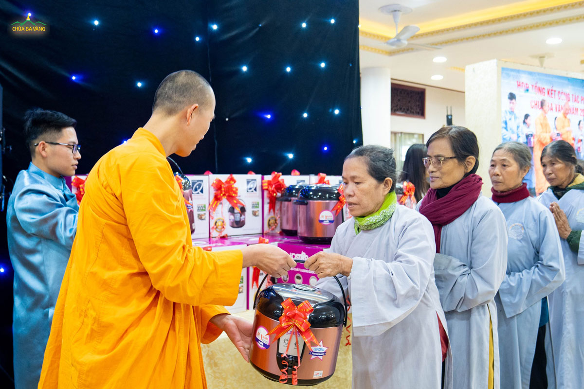 Chư Tăng trao tặng phần quà cho các Phật tử chính thức có hoàn cảnh khó khăn