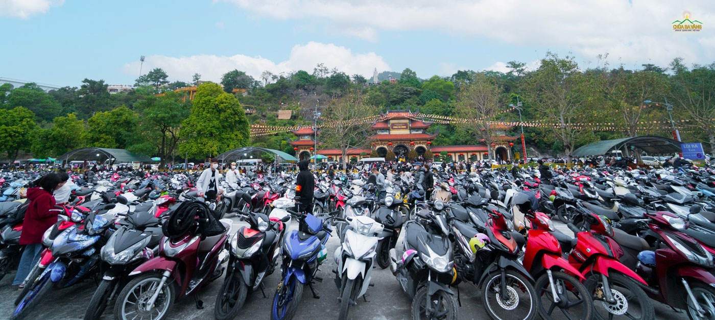 Bãi đỗ xe máy và các bãi đỗ ô tô chật cứng khi đón hàng vạn du khách về chùa