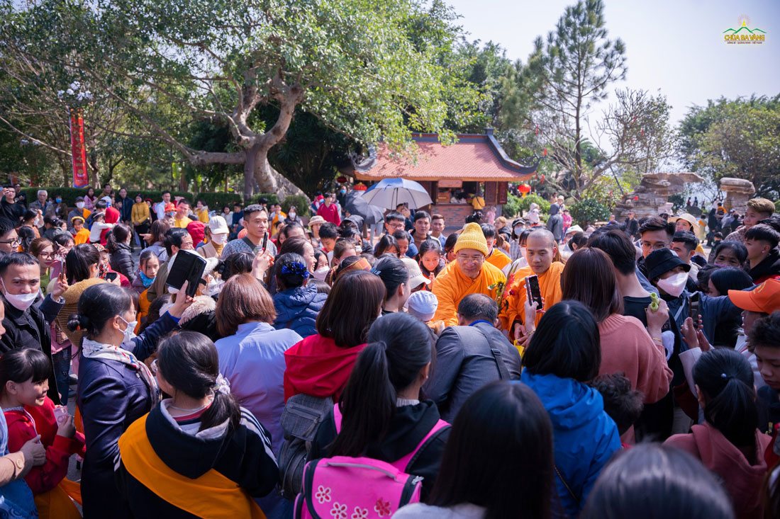 Rất đông du khách dùng điện thoại ghi lại hình ảnh Sư Phụ Thích Trúc Thái Minh trò chuyện cùng mọi người đến thăm chùa