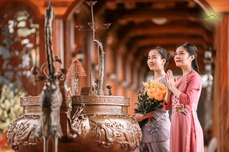 Tục đi lễ chùa vào ngày Rằm tháng Giêng là một tập tục của người Việt (ảnh minh họa)