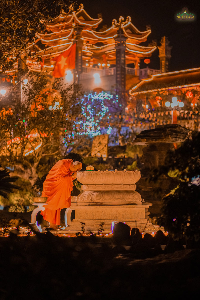 Sư Phụ Thích Trúc Thái Minh bày tỏ lòng tôn kính Đức Phật, qua hình tượng bàn chân Phật, được khắc trên khối đá nơi vườn thiền chùa Ba Vàng