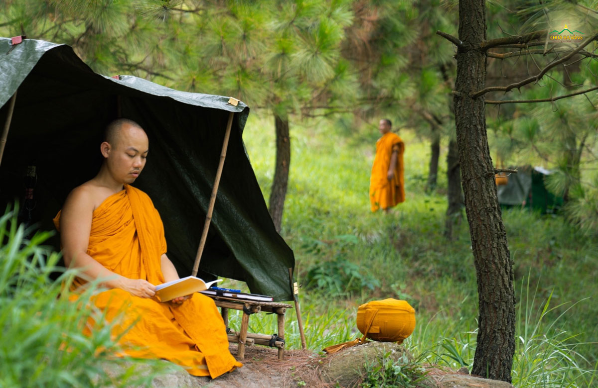 Chư Tăng có nhiều nhân duyên thực hành Pháp của Phật