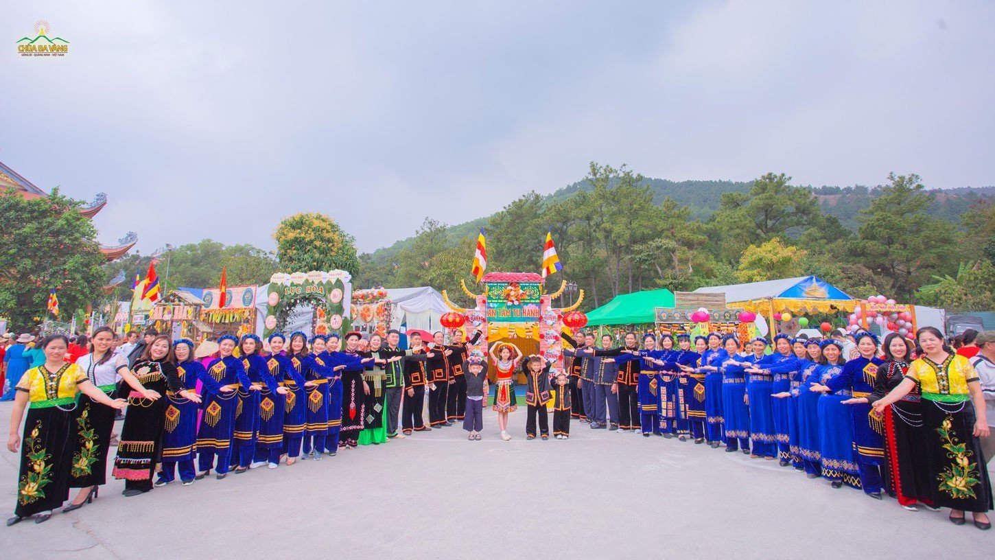 Từ Lạng Sơn, các Phật tử về tham gia hội trại với bộ trang phục đặc trưng của dân tộc
