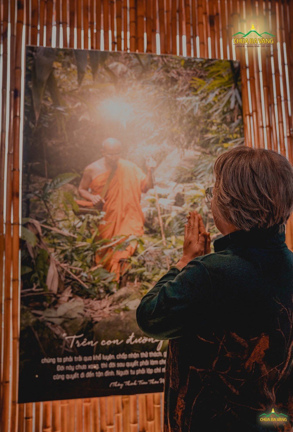 Những bức tranh khắc họa khung cảnh núi rừng đem đến những cảm nhận về cuộc sống của người tu sĩ