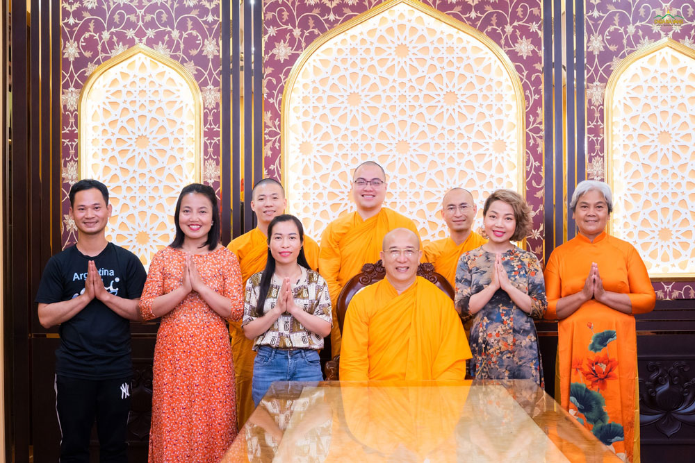 Phật tử xa xứ Châu Mỹ - ca sĩ Hải ngoại Hannah Nguyễn (đứng thứ 2 bên trái) cùng các Phật tử xa xứ đã chia sẻ những sự chuyển hóa nhiệm màu khi tu tập Phật Pháp và gửi lời tri ân đến Sư Phụ