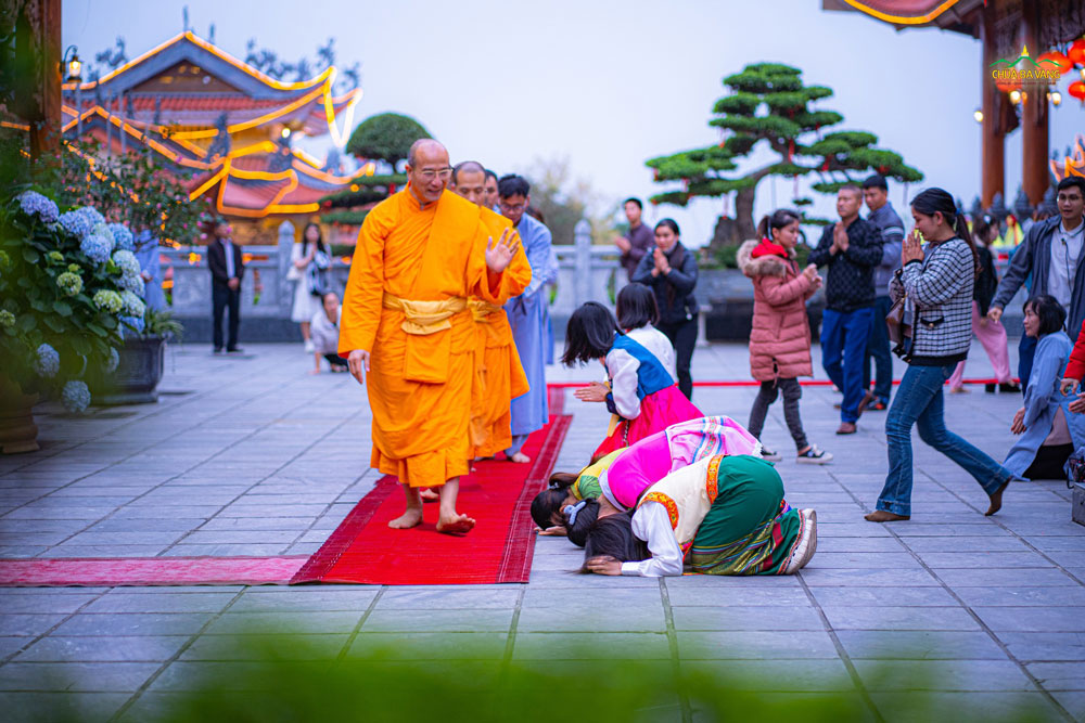 Phật tử xa xứ cung kính đảnh lễ Sư Phụ Thích Trúc Thái Minh