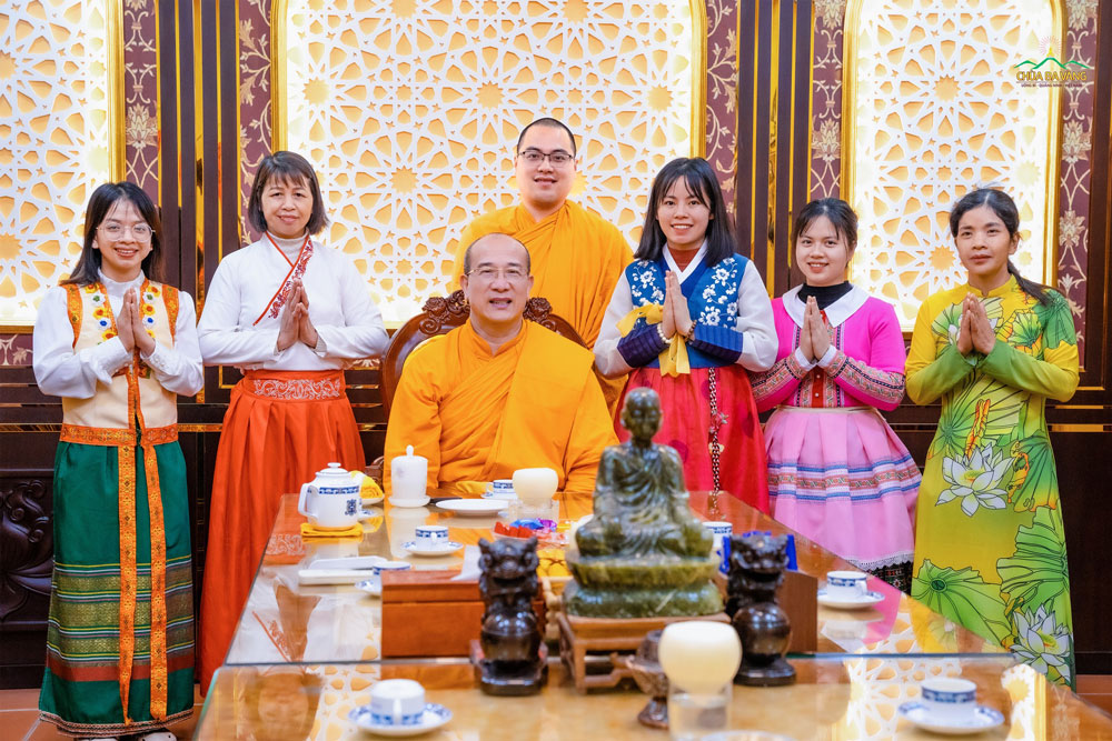 Các Phật tử xa xứ ở Đài Loan, Nhật xúc động khi được chụp ảnh lưu niệm cùng Sư Phụ
