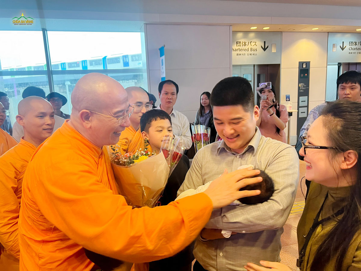Gia đình Phật tử cũng có mặt tại sân bay để chào đón Sư Phụ Thích Trúc Thái Minh cùng chư Tăng chùa Ba Vàng