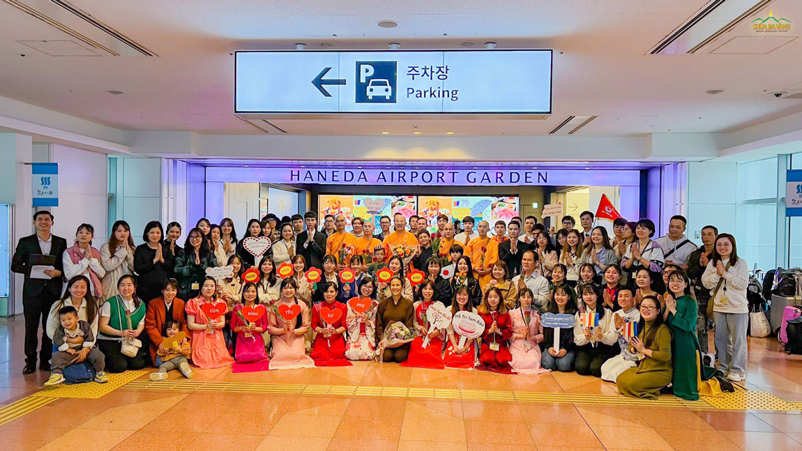 Phái đoàn cùng PTXX Nhật Bản chụp ảnh lưu niệm tại sân bay Haneda - Tokyo - Nhật Bản