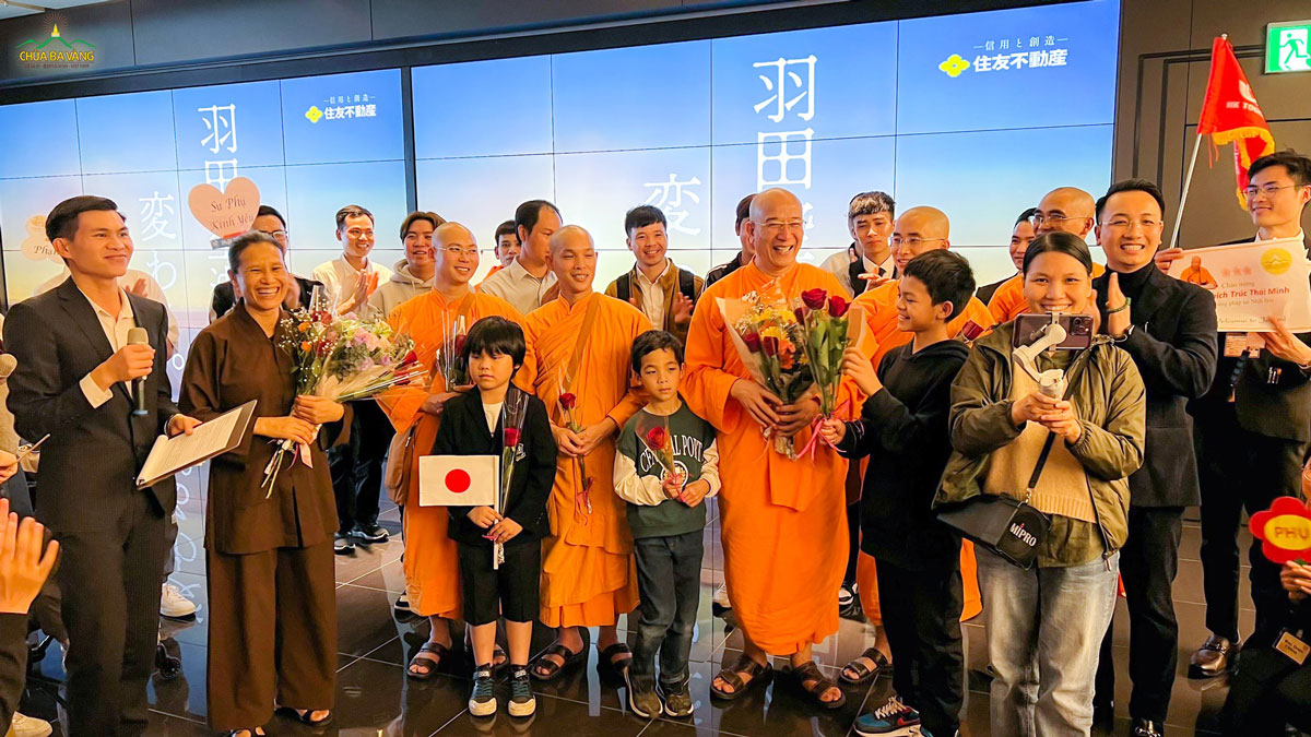 Tại sân bay Haneda ngập tràn trong niềm hân hoan khi được đón Thầy Thích Trúc Thái Minh, chư Tăng và Phật tử Phạm Thị Yến
