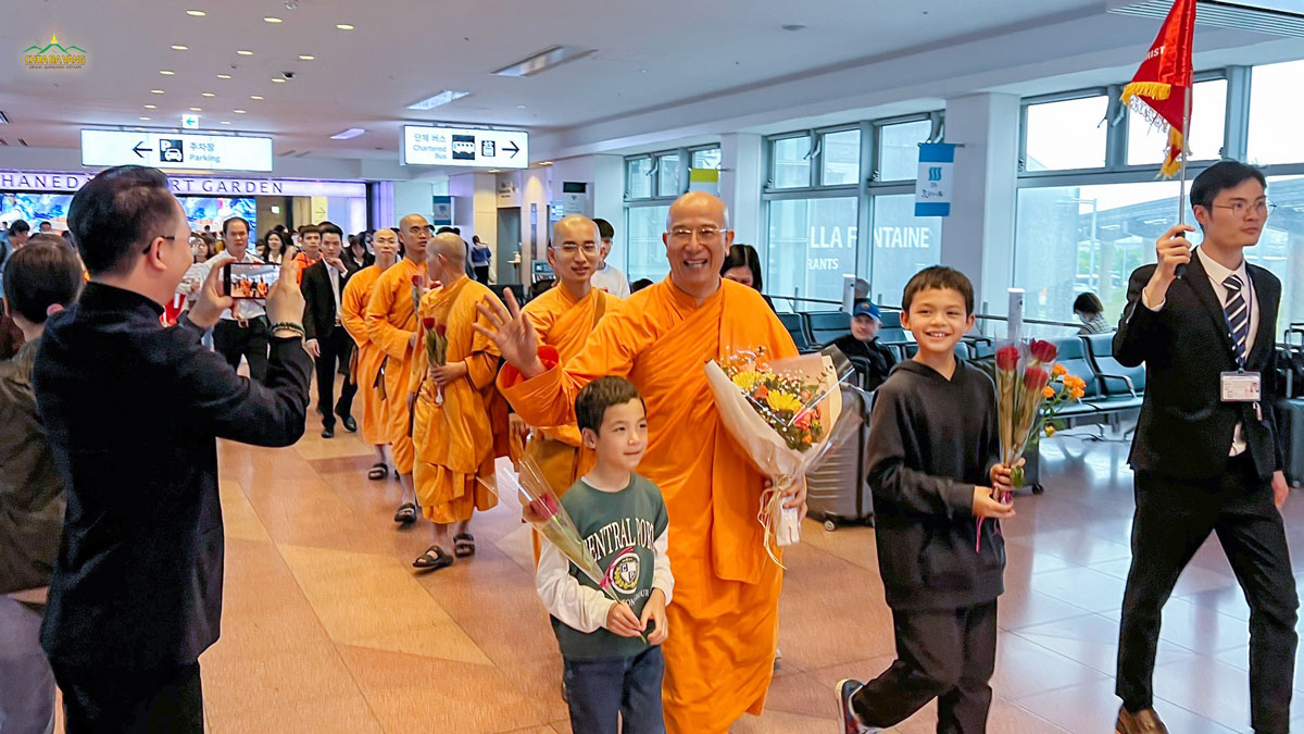 Thầy Thích Trúc Thái Minh cùng chư Tăng chùa Ba Vàng tại sân bay Haneda