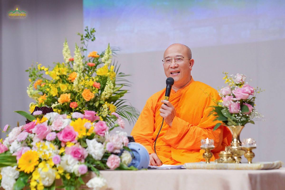 Trong buổi giảng Pháp, Sư Phụ đã chia sẻ về nhân quả, cách làm giàu bền vững qua lời Phật dạy, giải đáp thắc mắc cho Phật tử và bạn trẻ