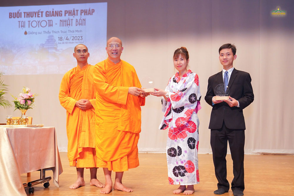 Sư Phụ trao quà tặng cho Phật tử Vũ Thị Duyên - Đạo tràng trưởng đạo tràng Phật tử xa xứ Aichi Nhật Bản, khích lệ Phật tử tiếp tục tinh tấn tu tập, để giúp cho đạo tràng được phát triển