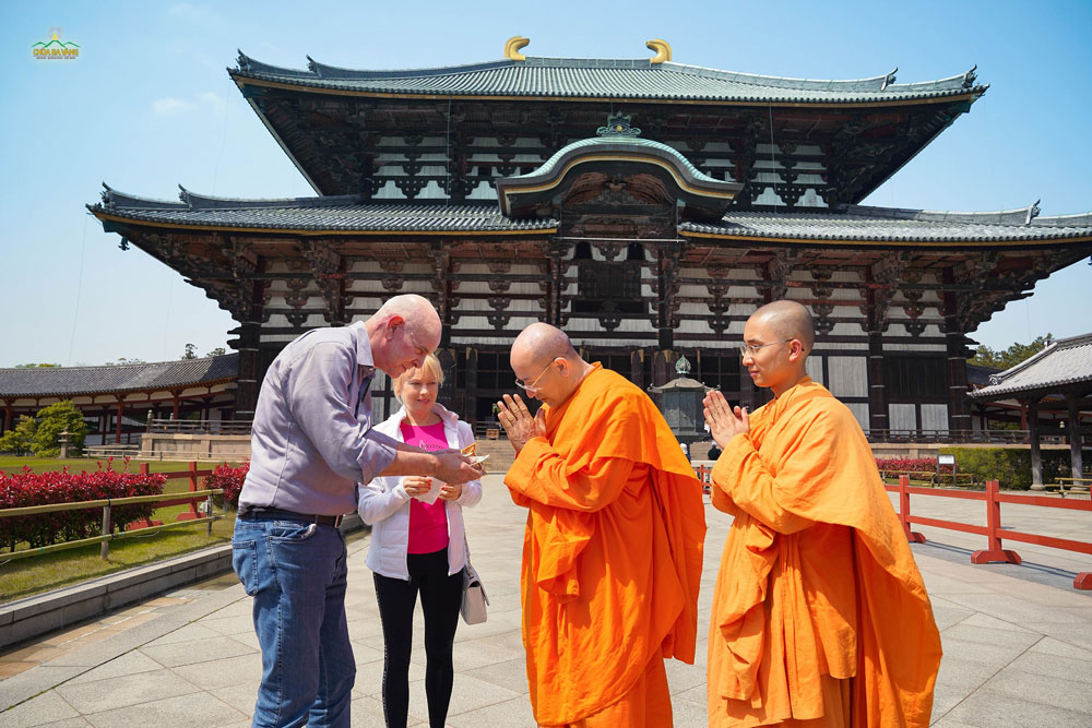 Trong chuyến thăm chùa Todaiji (Nhật Bản), đôi vợ chồng hoan hỷ cúng dường Sư Phụ Thích Trúc Thái Minh. Sư Phụ thọ nhận sự cúng dường và chúc nguyện phúc lành cho họ