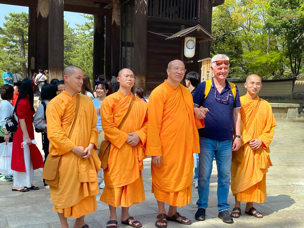 Với nụ cười và đôi tay nắm thật chặt, tinh thần thân ái và kết nối Phật giáo với mọi người đã được thể hiện
