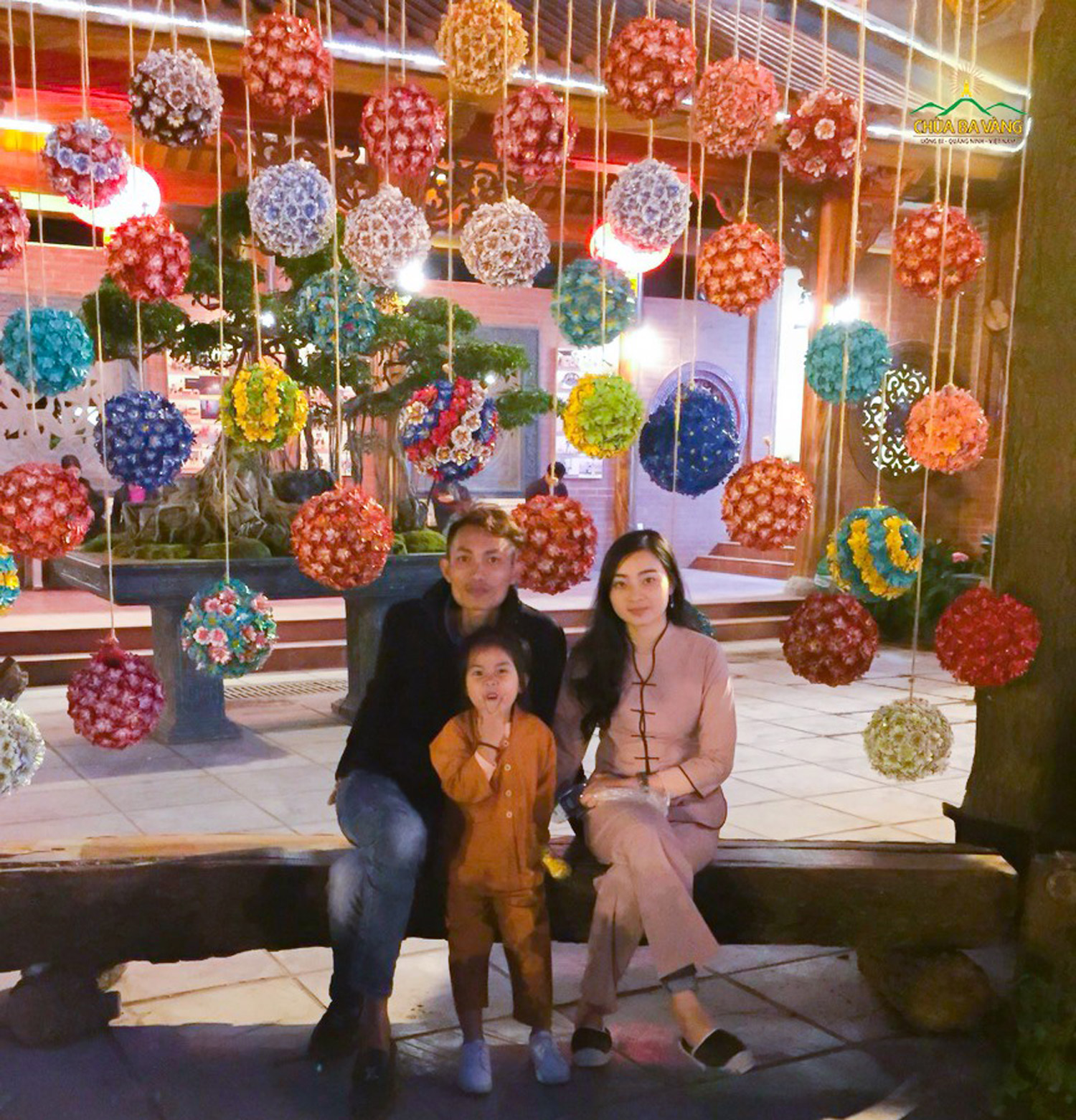 Gia đình bạn Trần Phú Đức chụp hình lưu niệm trong lần về chùa Ba Vàng tu học