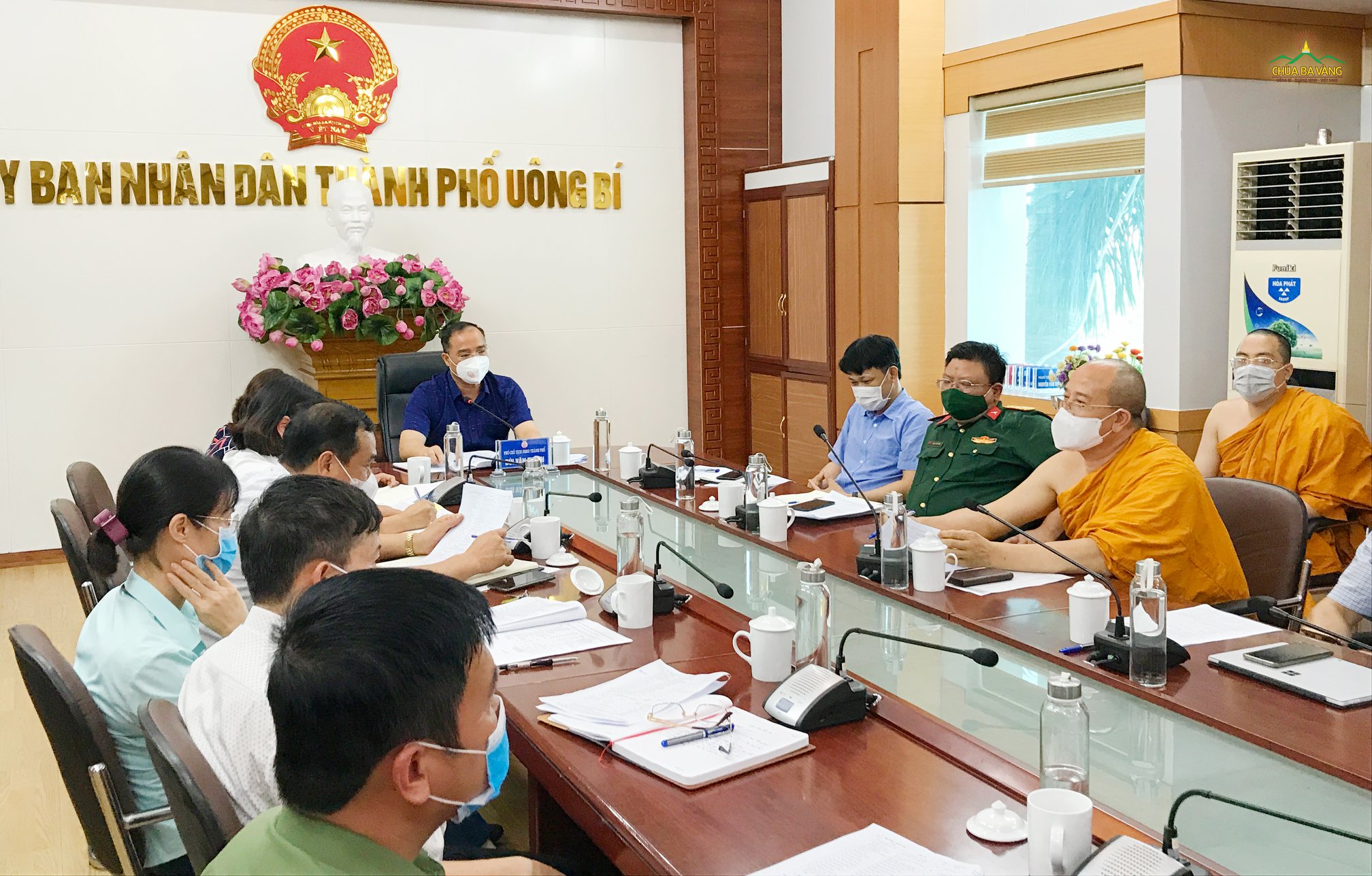 Ngày 02/6/2021, UBND thành phố Uông Bí đã triển khai cuộc họp với các đơn vị cơ sở được trưng dụng để dự phòng, làm chỗ cách ly, trong đó có chùa Ba Vàng