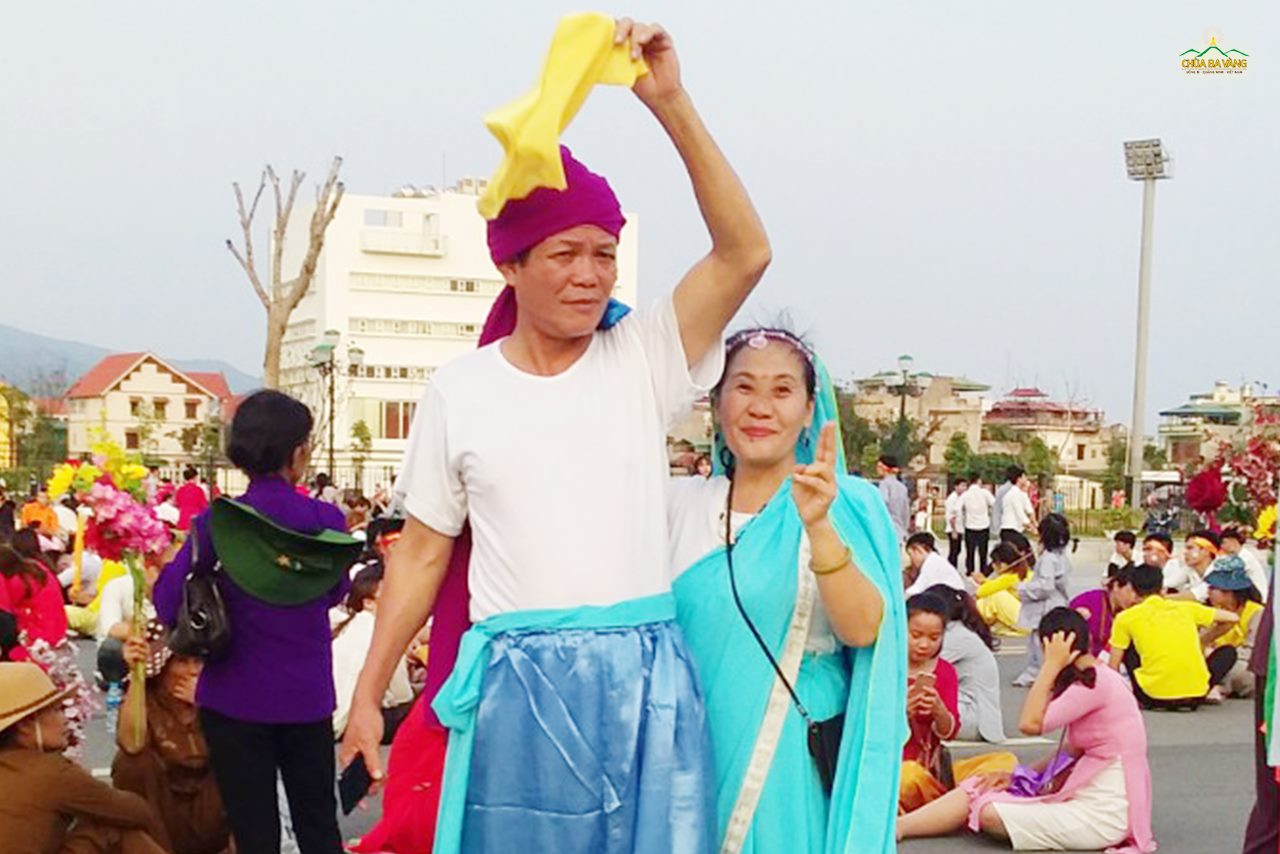 Chú Đông cùng vợ tham gia Đại Lễ Phật Đản chùa Ba Vàng năm 2019
