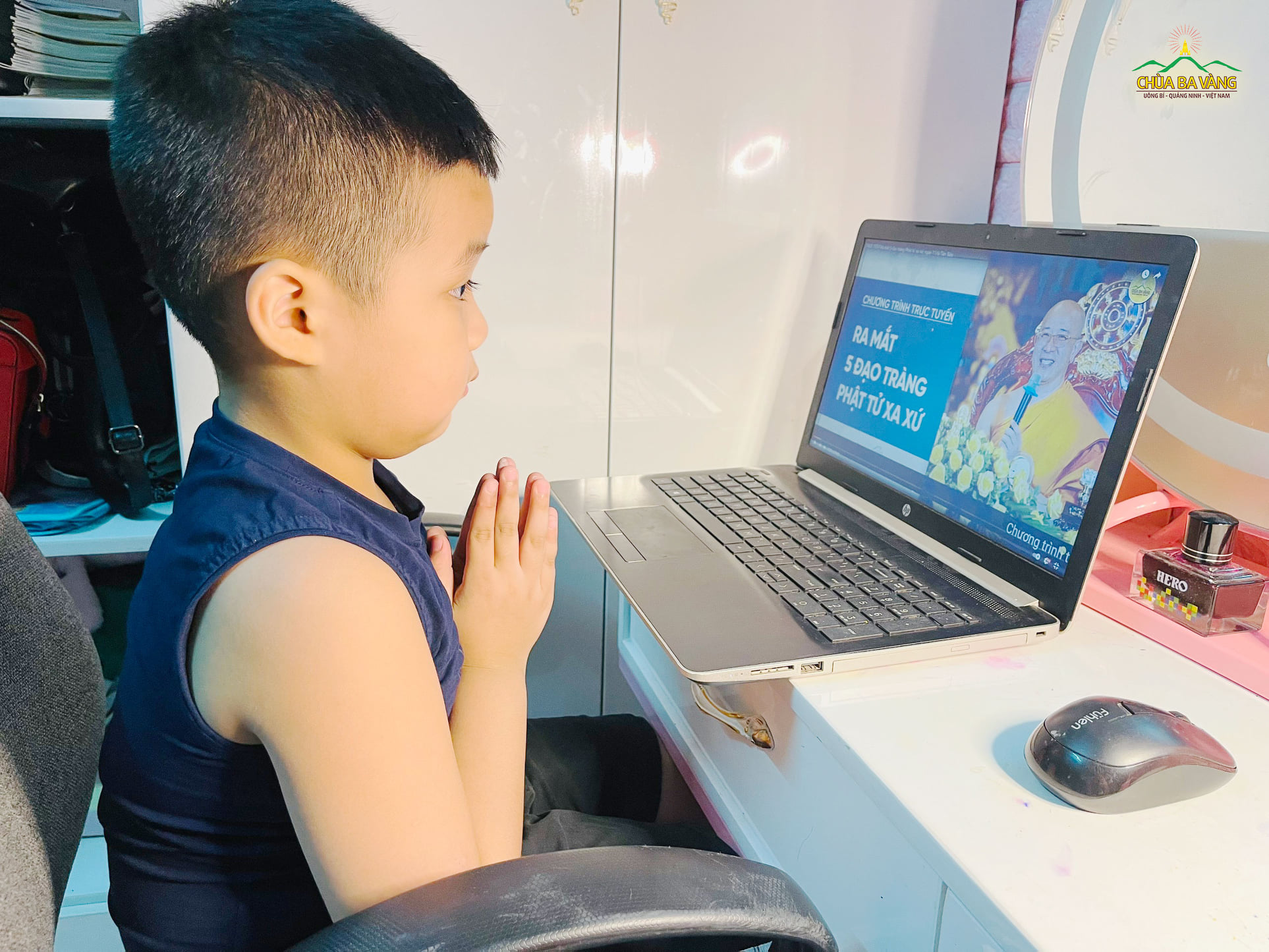 Con trai Phật tử đạo tràng Trúc Hưng Mỹ Hào chắp tay cung kính khi nhìn thấy hình ảnh Sư Phụ qua mạng Internet