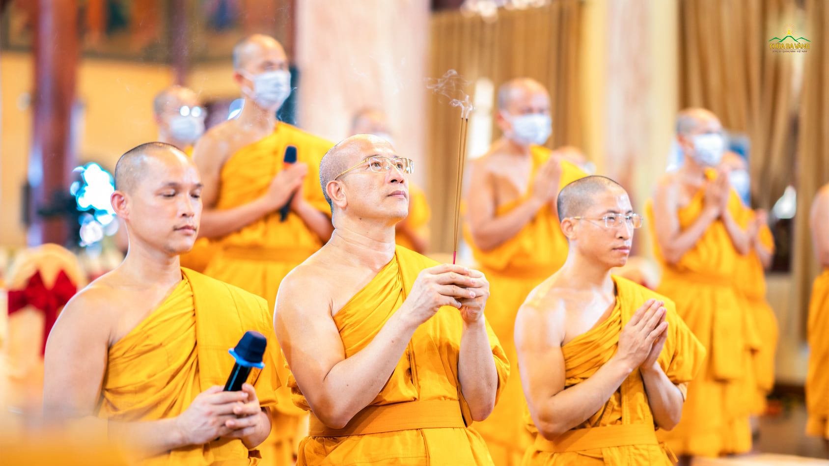 Mở đầu buổi lễ, Sư Phụ dâng hương khải bạch mười phương chư Phật, chư Bồ Tát lai lâm chứng giám cho đàn tràng