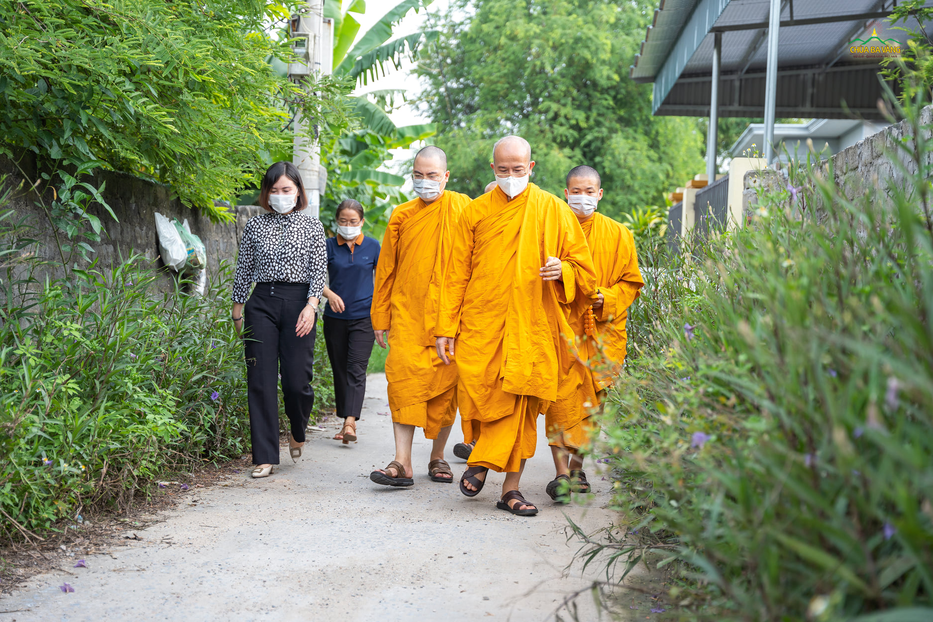 Sau khi thăm gia đình mẹ Hoàng Thị Nghi, đoàn đến thăm gia đình hoạt động kháng chiến bị nhiễm chất độc da cam nặng phường Phương Đông - gia đình ông Nguyễn Văn Hạ