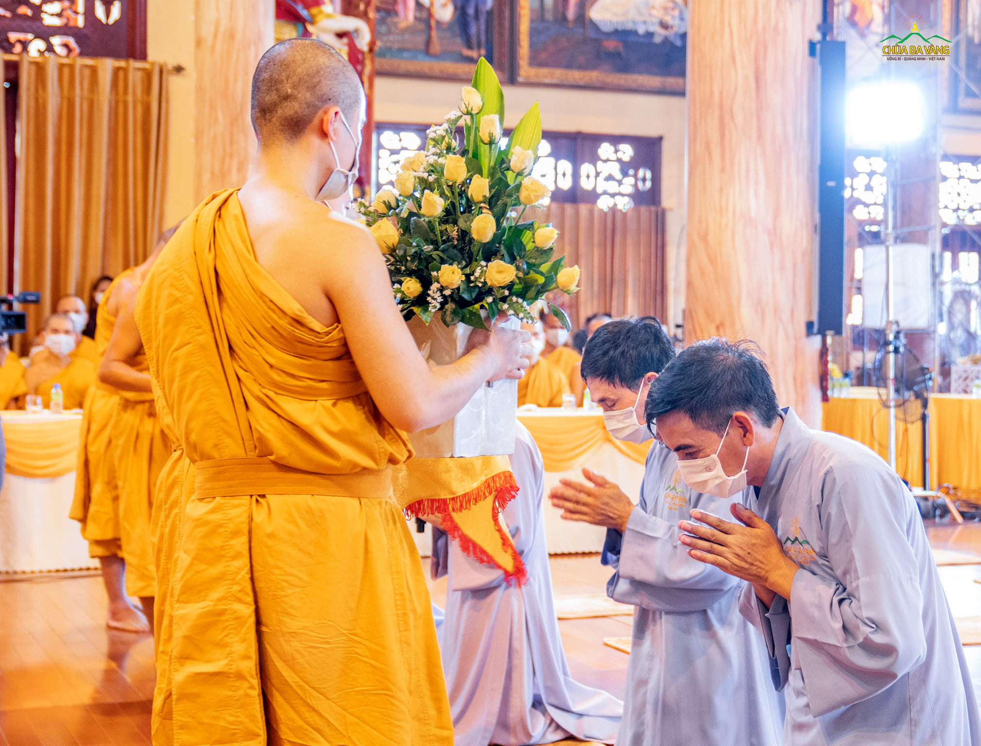 Phật tử thành kính dâng phẩm vật cúng dường Sư Phụ cùng hiện tiền chư Tăng