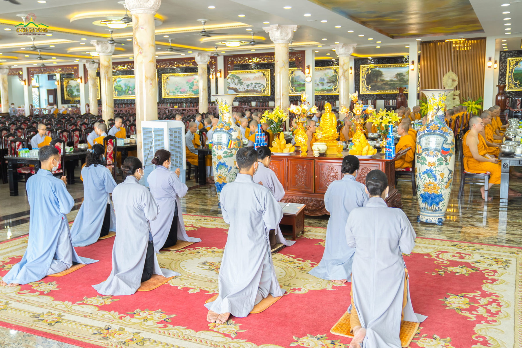 Phật tử lắng nghe những lời đạo từ đầy ý nghĩa từ Sư Phụ và xin nguyện khắc ghi, thực hành