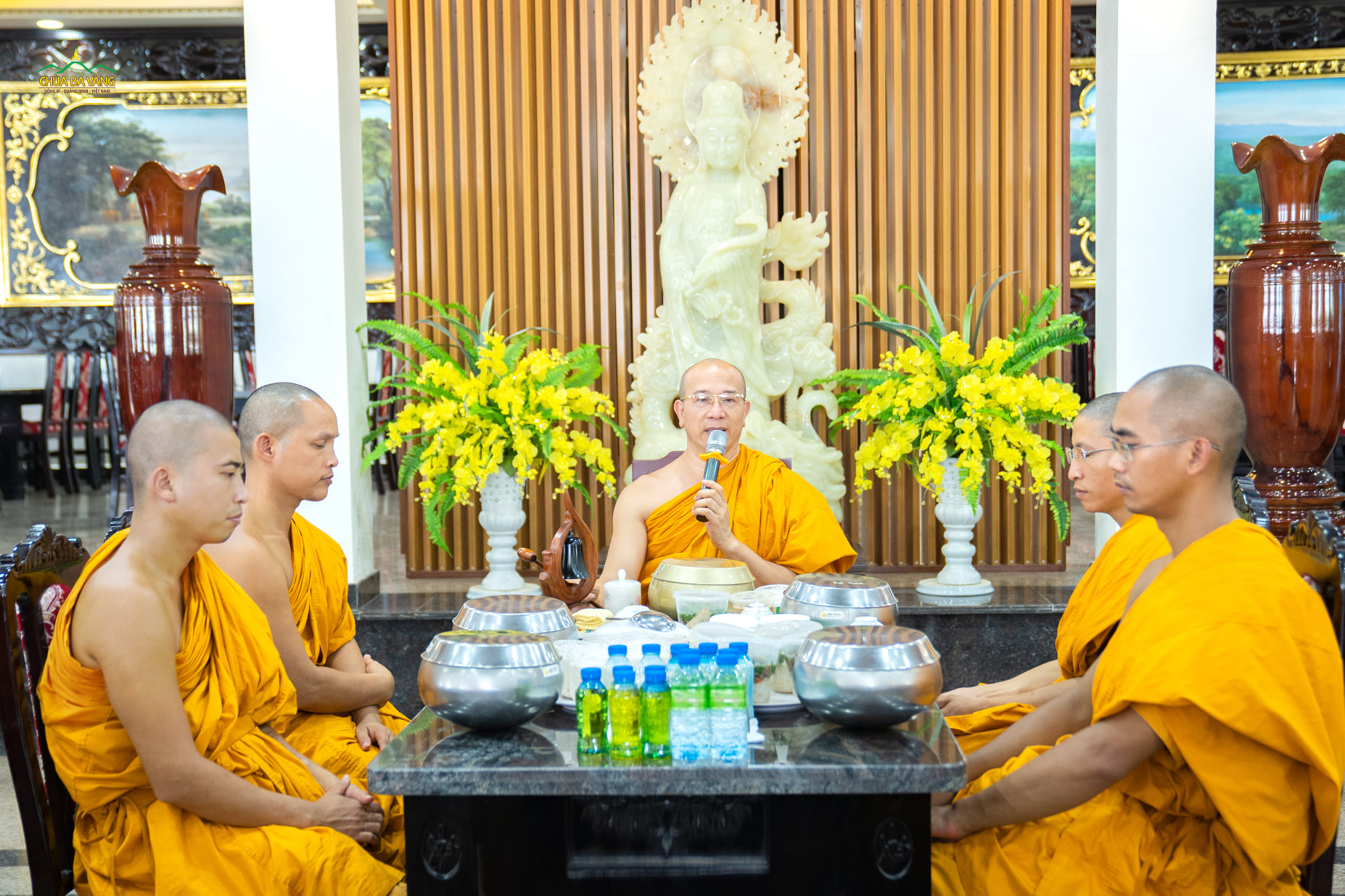 Đón nhận tấm lòng của các Phật tử, Sư Phụ đã ban những lời đạo từ đầy ý nghĩa, chỉ dạy các Phật tử luôn thực hành hiếu tâm