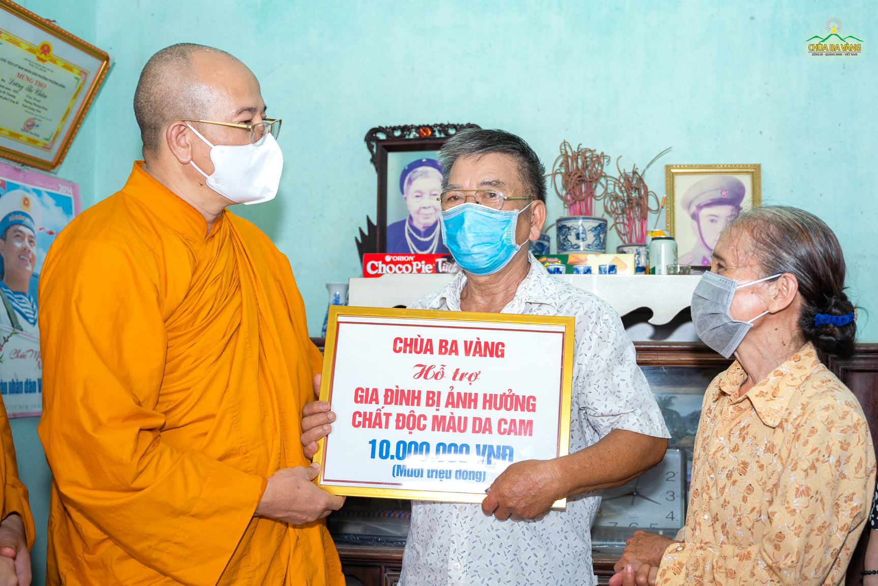 Cảm thông với hoàn cảnh của gia đình, Sư Phụ Thích Trúc Thái Minh thay mặt chùa Ba Vàng trao tặng gia đình 10.000.000 đồng nhằm san sẻ một phần khó khăn với gia đình