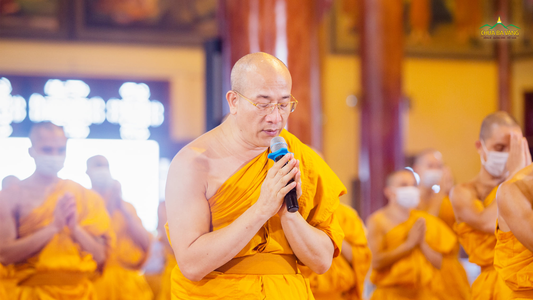 Sư Phụ Thích Trúc Thái Minh tác lễ tán Phật