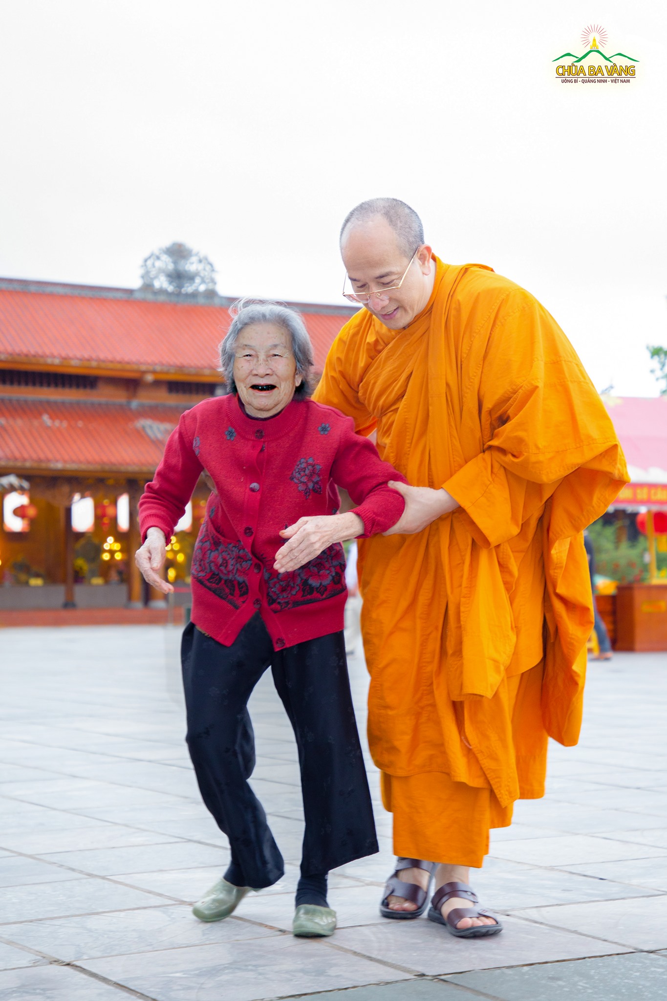 Sư Phụ cùng thân mẫu đi dạo trong khuôn viên bổn tự chùa Ba Vàng