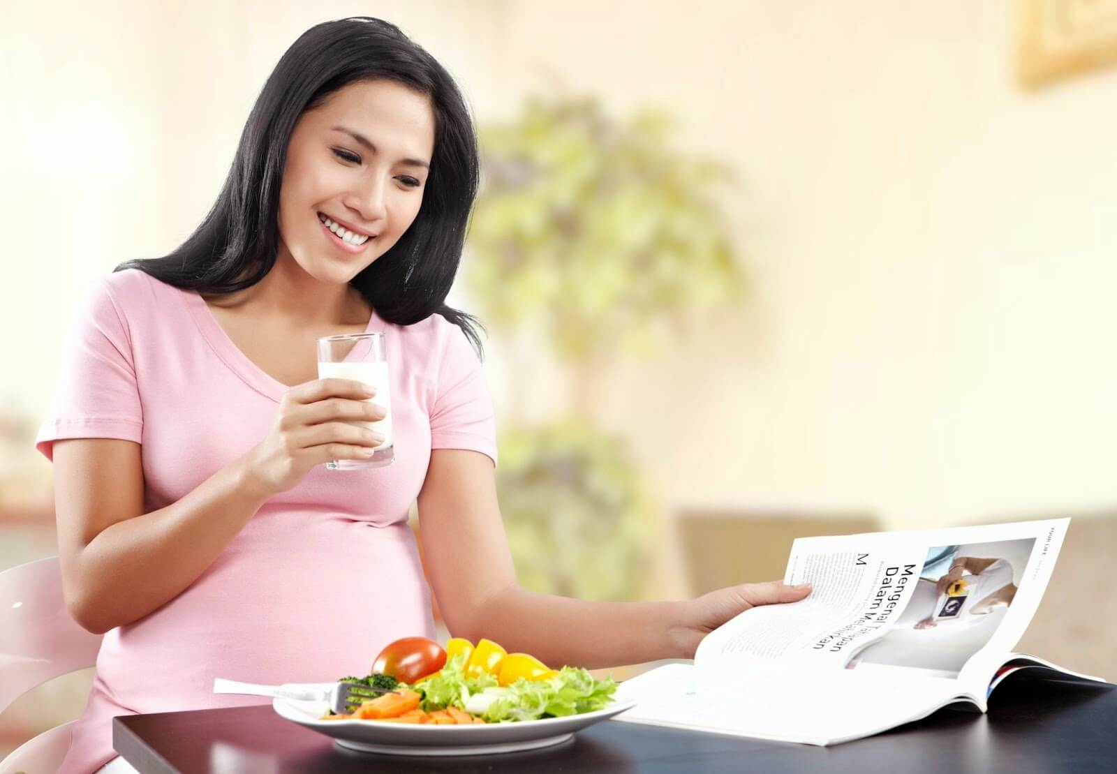 Mẹ ăn uống đầy đủ để con ở trong thai phát triển khỏe mạnh (ảnh minh họa)