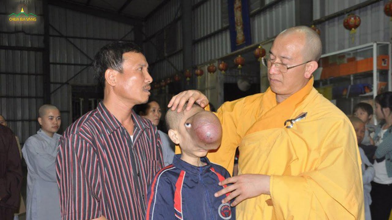 Được sự gieo duyên của Phật tử chùa Ba Vàng, gia đình đã đưa em Tuấn đến gặp Thầy Thích Trúc Thái Minh (ảnh năm 2013)