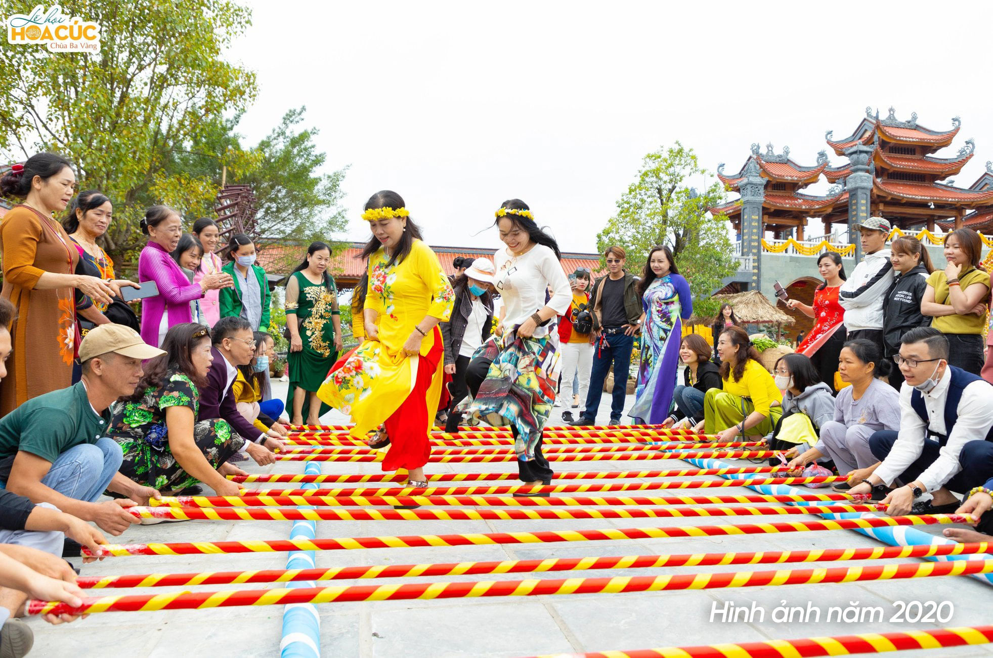 Tham gia Lễ Hội Hoa Cúc chùa Ba Vàng, du khách được tham gia các trò chơi dân gian nhảy sạp