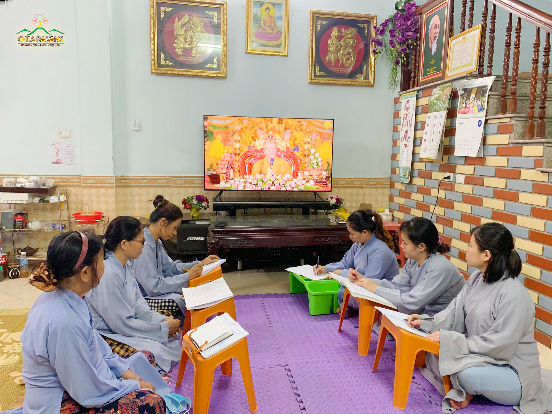 Tại những vùng an toàn về dịсн вệnн, Phật tử tập trung thành nhóm nhỏ để tham gia học Pháp trực tuyến