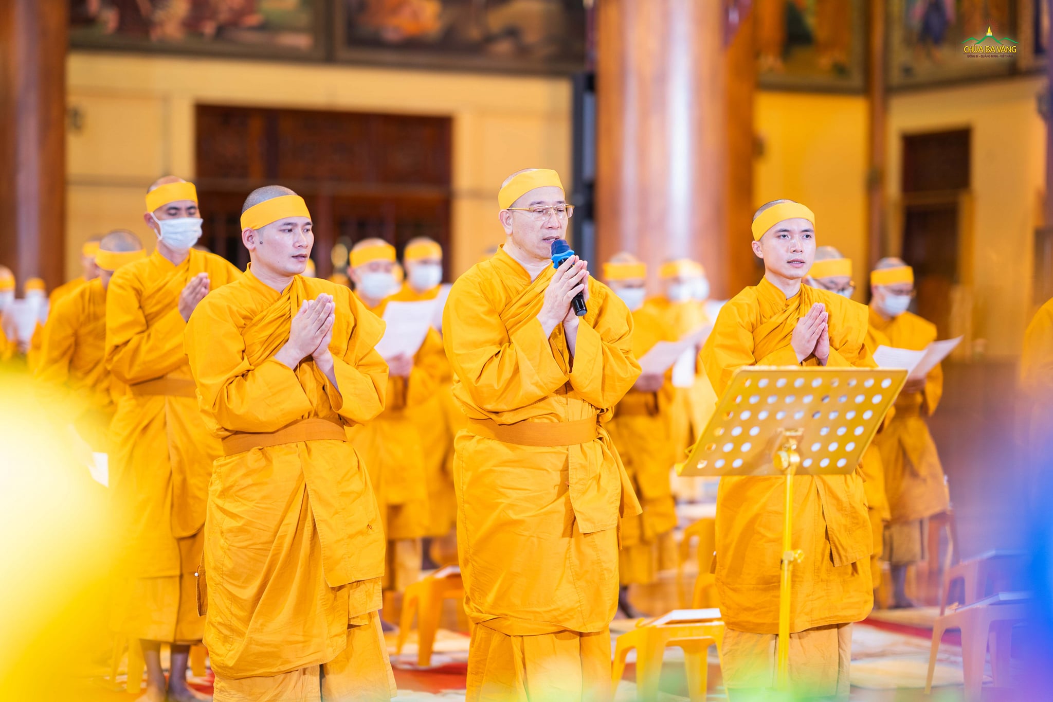Bằng tất cả lòng thành kính, Sư Phụ cùng chư Tăng Ni, Phật tử đã đồng tụng Kinh Vô thường, lễ Phật và sám hối sáu căn