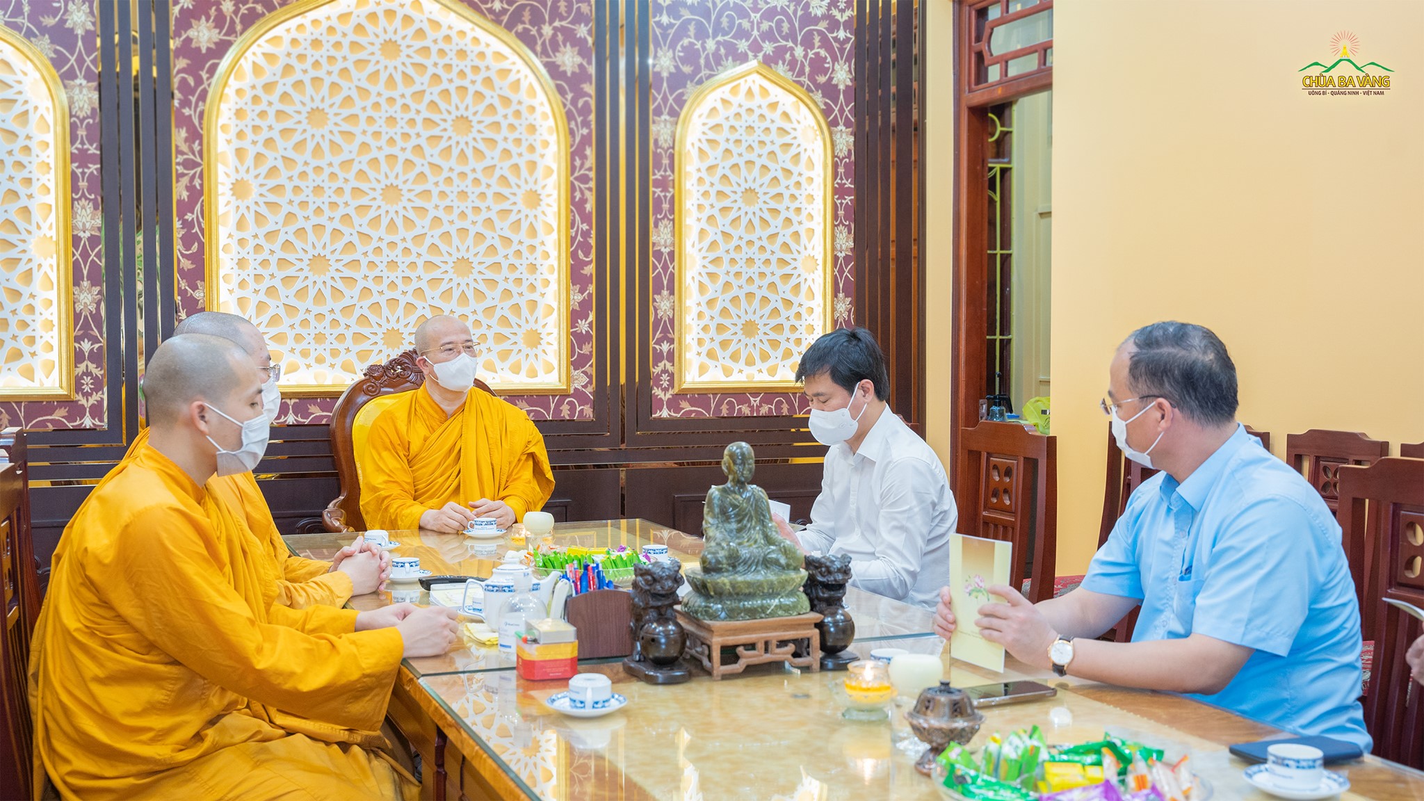 Sư Phụ cùng chư Tăng đón tiếp ông Nguyễn Tường Văn cùng phái đoàn tới kiểm tra khu vực cách ly độc lập tại chùa Ba Vàng