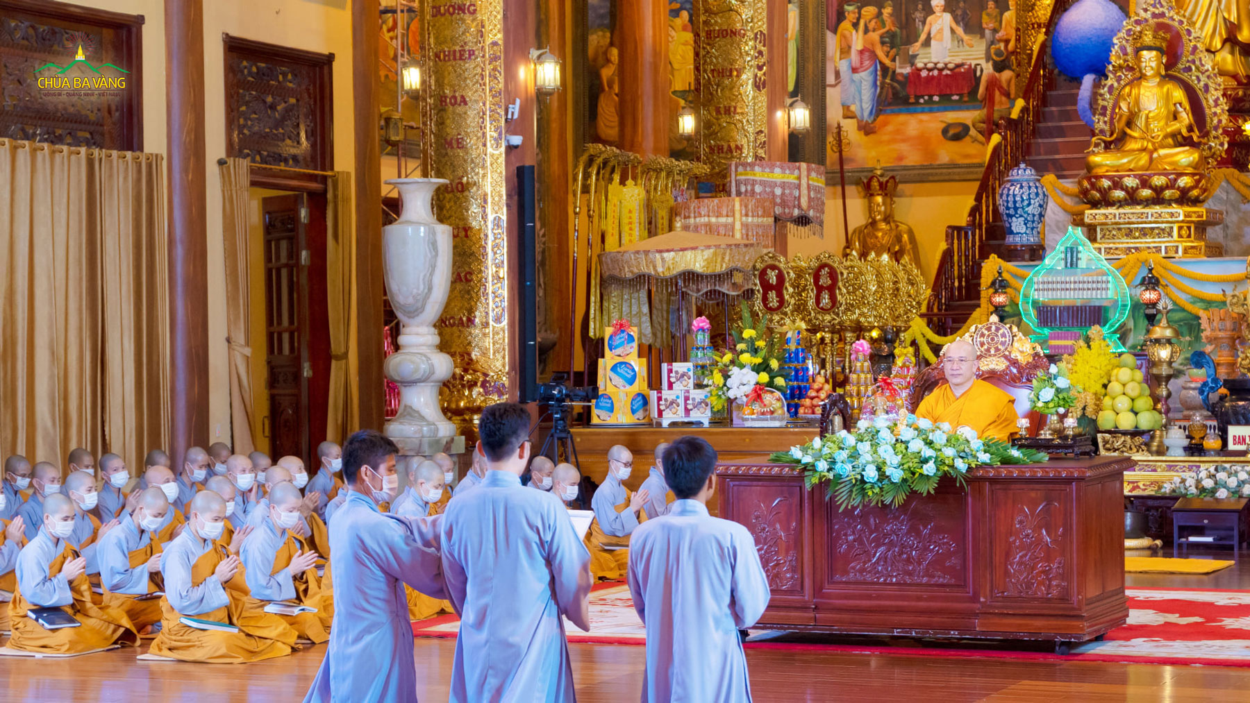 Phật tử đang tu tập cấm túc tại chùa đại diện dâng lời thỉnh Pháp