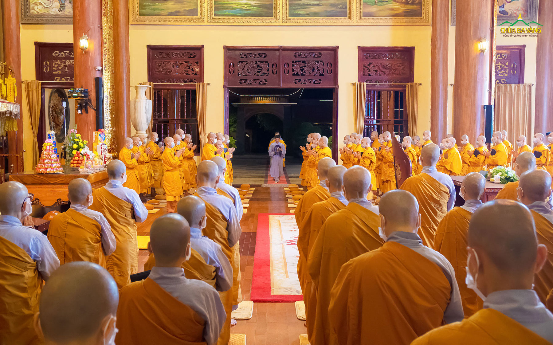 Chư Tăng Ni, Phật tử đang tu tập cấm túc tại chùa cung thỉnh Sư Phụ quang lâm chính điện, giảng Pháp cho tứ chúng được thừa hưởng ân đức của Tam Bảo, học lời Phật dạy