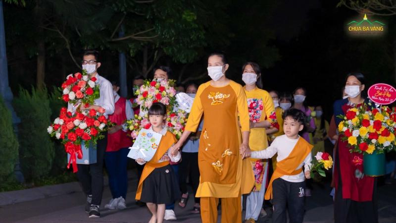 Nhân ngày 20/11, các Phật tử nội tự chùa Ba Vàng hân hoan tiến vào nội viện Tăng, dâng hoa tri ân Sư Phụ Thích Trúc Thái Minh - người lái đò thầm lặng, đưa chúng sinh dần tiến đến bến bờ giác ngộ, hạnh phúc