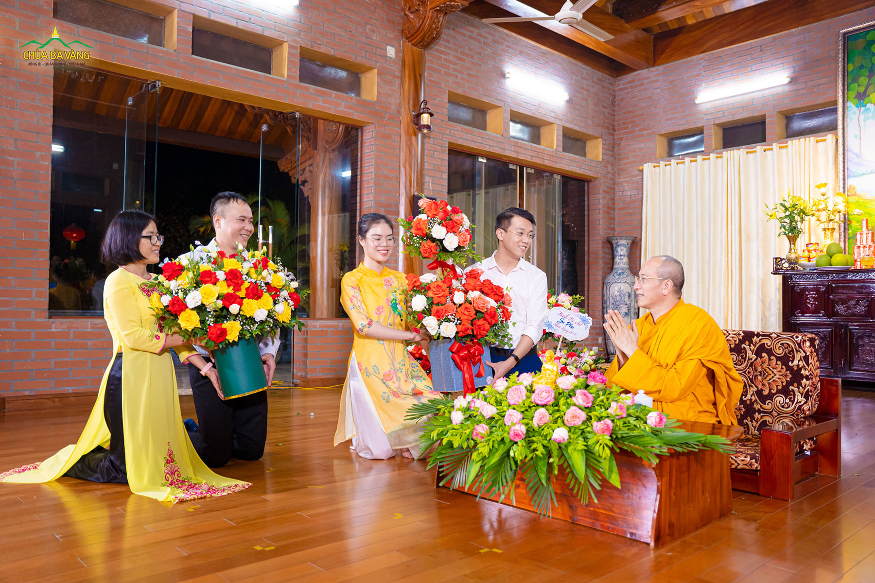 Đại diện CLB Tình yêu - Hôn nhân - Gia đình Phật tử dâng lẵng hoa tươi kính tri ân Sư Phụ nhân ngày 20/11
