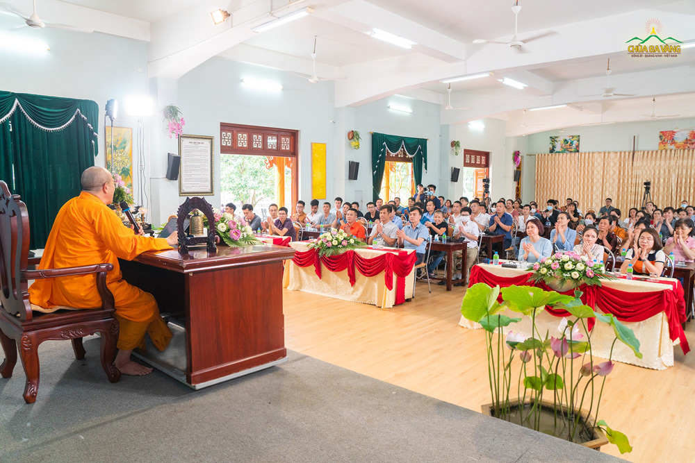 Cả đoàn hào hứng lắng nghe những lời chia sẻ Phật Pháp từ Sư Phụ Thích Trúc Thái Minh