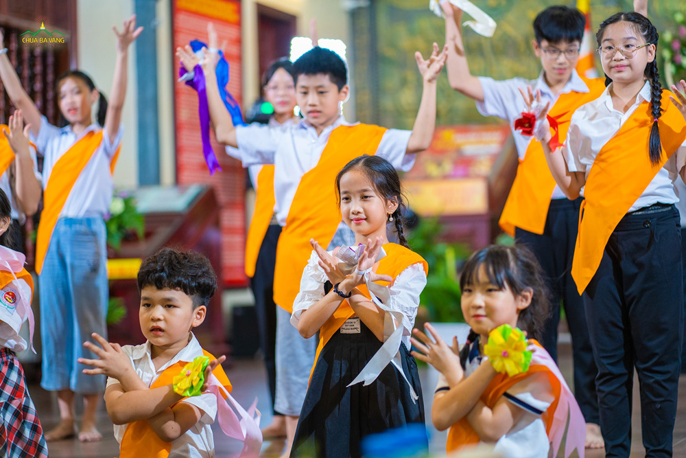Các bé trong CLB La Hầu La đã dâng bài hát cúng dường anh linh Chủ tịch Hồ Chí Minh