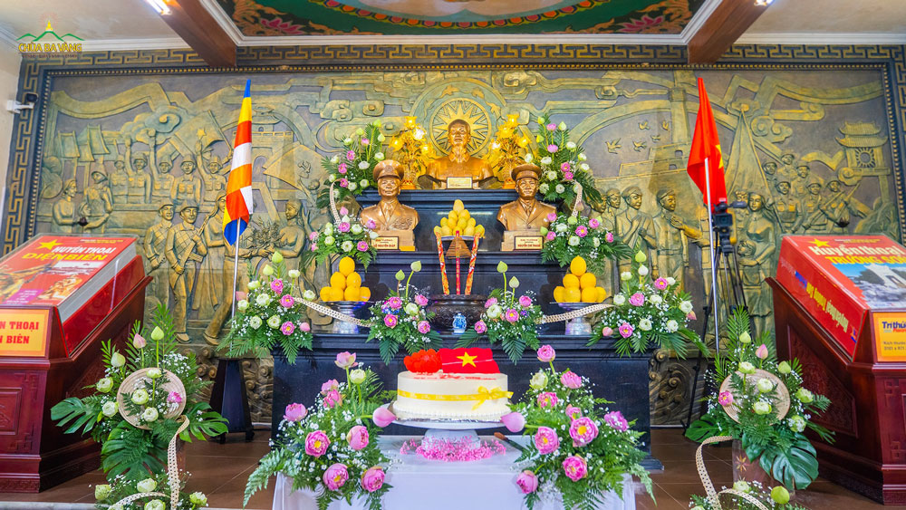 Chiếc bánh sinh nhật tượng trưng cho tấm lòng tri ân thành kính mà những người con Phật kính dâng Chủ tịch Hồ Chí Minh cũng như anh linh các anh hùng liệt sĩ