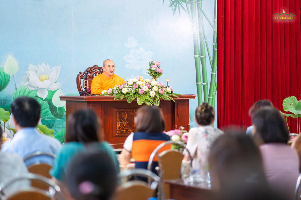 Gặp mặt các thành viên trong Tập đoàn Phúc Lộc, Sư Phụ Thích Trúc Thái Minh đã dành thời gian chia sẻ Phật Pháp với cả đoàn