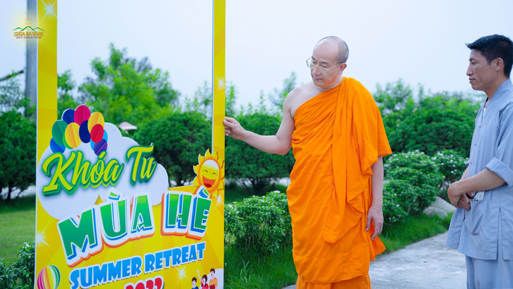 Khu vực Check-in đặc biệt của Khóa tu mùa hè chùa Ba Vàng được Sư Phụ quan tâm kiểm tra