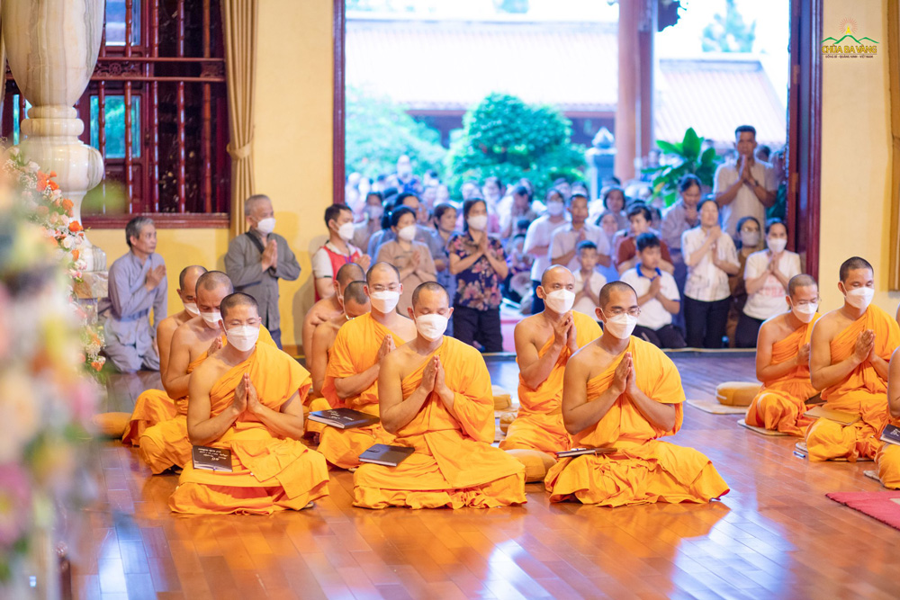 Chư Tăng, Phật tử chắp tay cung kính cầu thỉnh Sư Phụ từ bi ban bố những lời Phật dạy