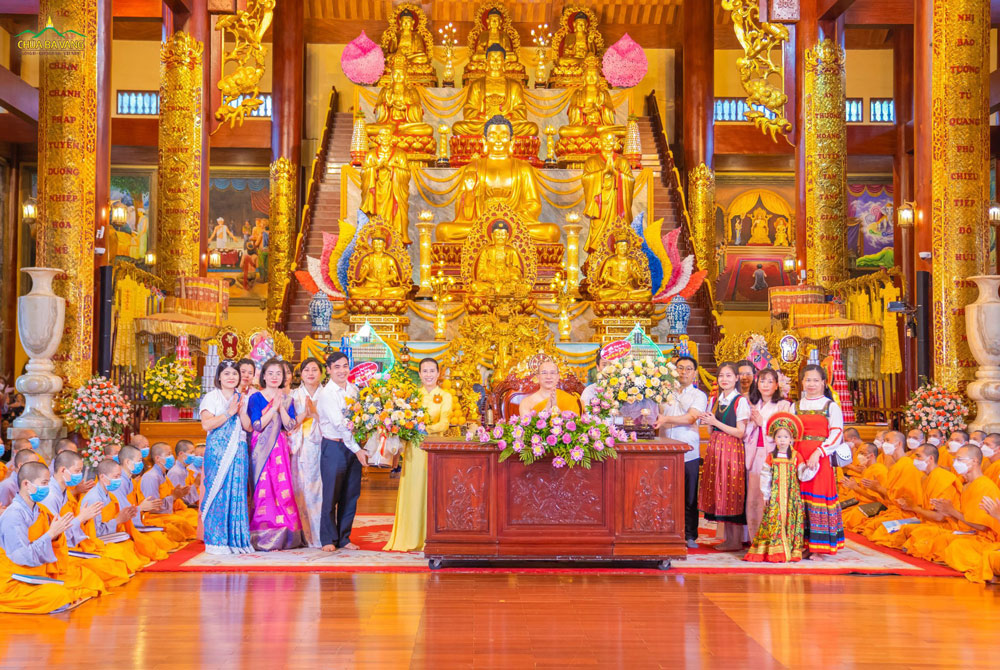 Các Phật tử dâng hoa cúng dường tri ân Tam Bảo và tri ân Sư Phụ
